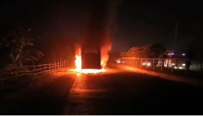 আশুলিয়ায় বাসে আগুন