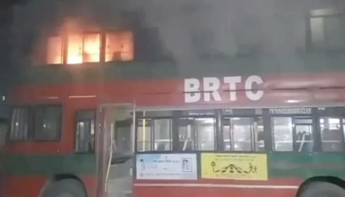 বিআরটিসির দ্বিতল বাসে আগুন